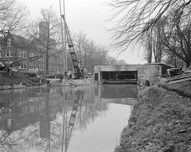 851691 Gezicht op het in aanbouw zijnde inlaatwerk van de spuikoker aan het einde van de Stadsbuitengracht, ter hoogte ...